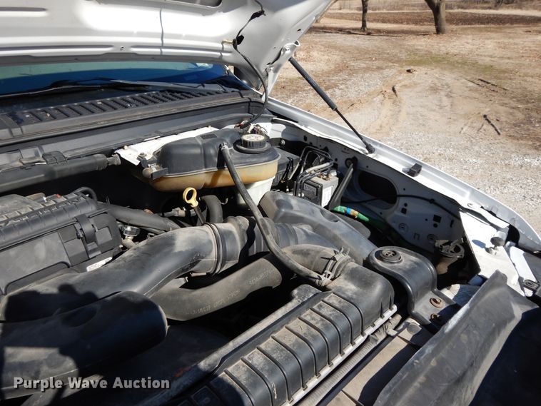 image for item DF5850 2005 Ford F350 Super Duty utility bed pickup truck