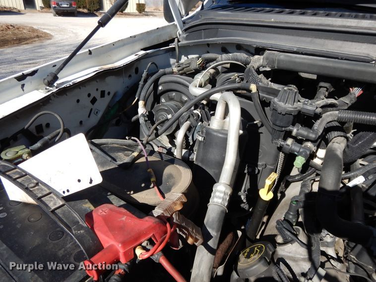 image for item DF5850 2005 Ford F350 Super Duty utility bed pickup truck