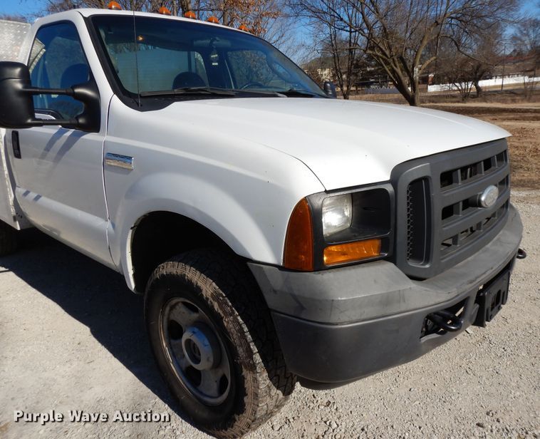 image for item DF5850 2005 Ford F350 Super Duty utility bed pickup truck