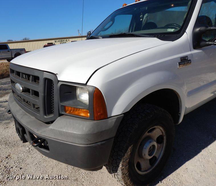 image for item DF5850 2005 Ford F350 Super Duty utility bed pickup truck