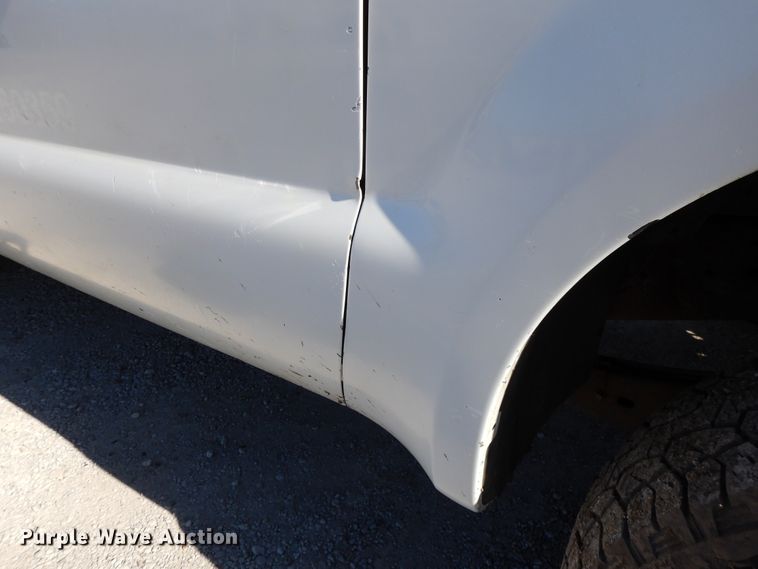 image for item DF5850 2005 Ford F350 Super Duty utility bed pickup truck