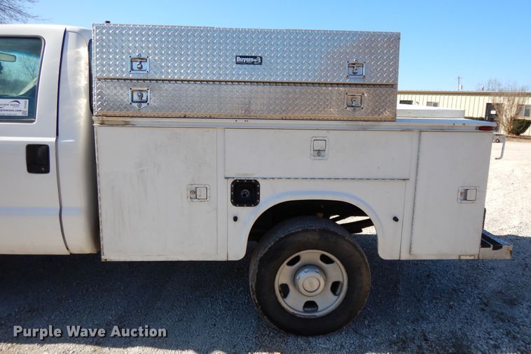 image for item DF5850 2005 Ford F350 Super Duty utility bed pickup truck