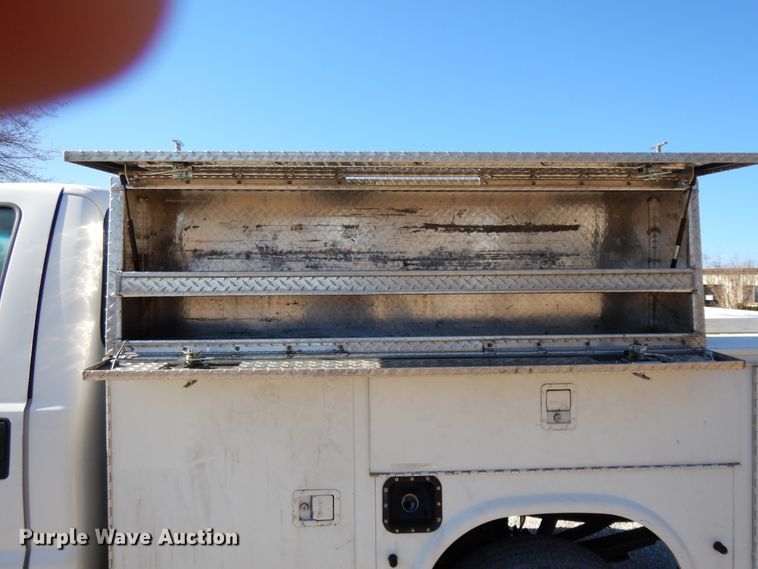 image for item DF5850 2005 Ford F350 Super Duty utility bed pickup truck