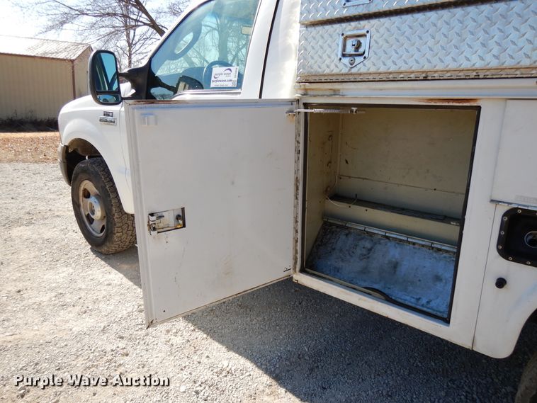 image for item DF5850 2005 Ford F350 Super Duty utility bed pickup truck