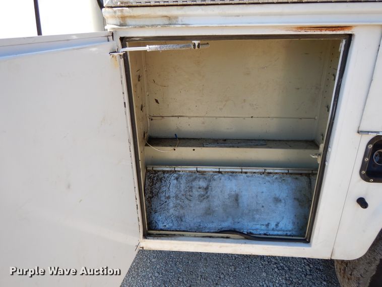 image for item DF5850 2005 Ford F350 Super Duty utility bed pickup truck