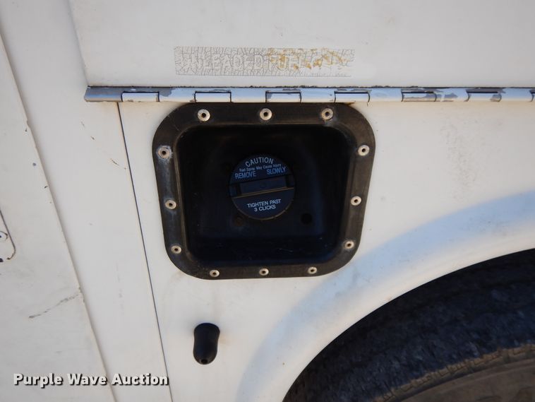 image for item DF5850 2005 Ford F350 Super Duty utility bed pickup truck