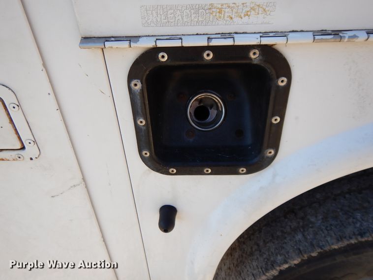 image for item DF5850 2005 Ford F350 Super Duty utility bed pickup truck