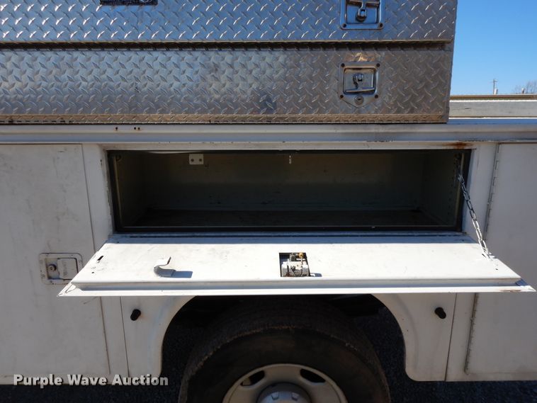 image for item DF5850 2005 Ford F350 Super Duty utility bed pickup truck