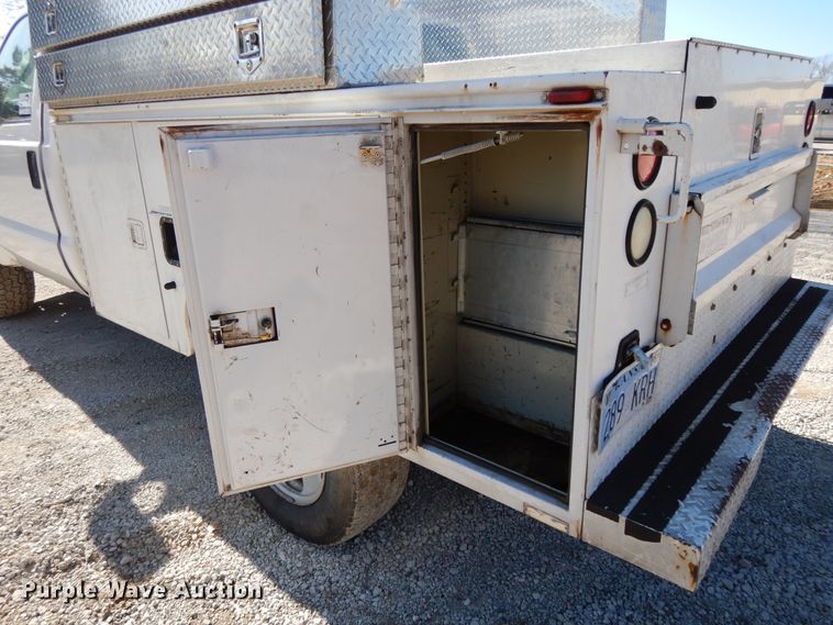 image for item DF5850 2005 Ford F350 Super Duty utility bed pickup truck