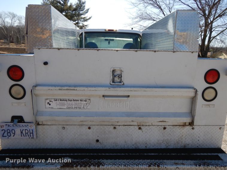 image for item DF5850 2005 Ford F350 Super Duty utility bed pickup truck