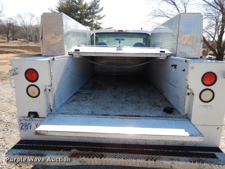 image for item DF5850 2005 Ford F350 Super Duty utility bed pickup truck