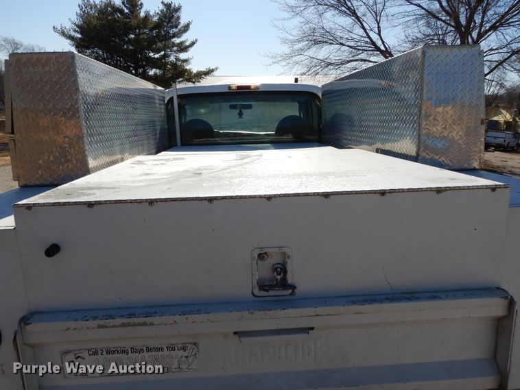 image for item DF5850 2005 Ford F350 Super Duty utility bed pickup truck