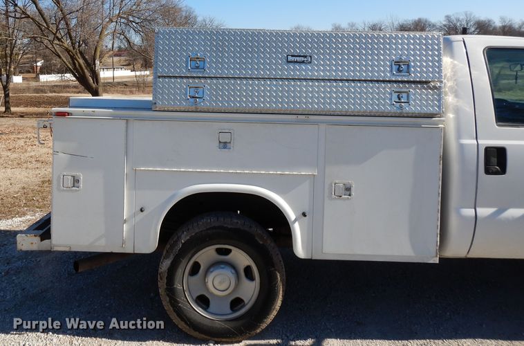 image for item DF5850 2005 Ford F350 Super Duty utility bed pickup truck