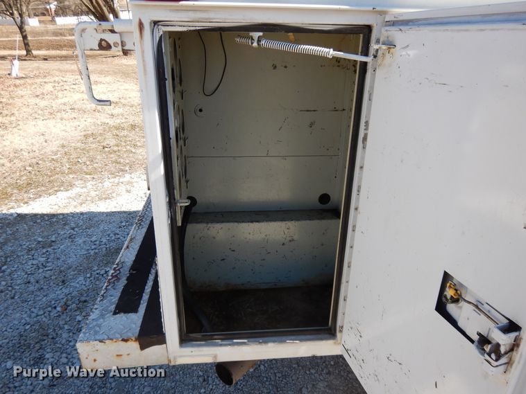 image for item DF5850 2005 Ford F350 Super Duty utility bed pickup truck