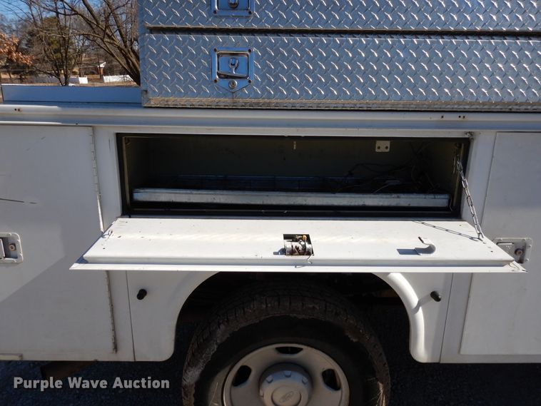 image for item DF5850 2005 Ford F350 Super Duty utility bed pickup truck