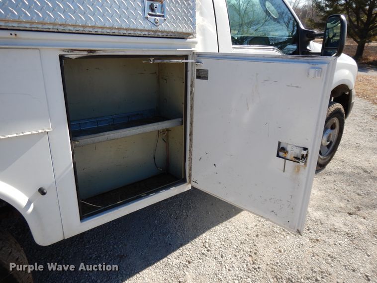 image for item DF5850 2005 Ford F350 Super Duty utility bed pickup truck