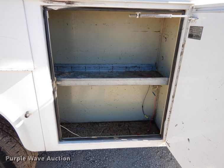 image for item DF5850 2005 Ford F350 Super Duty utility bed pickup truck