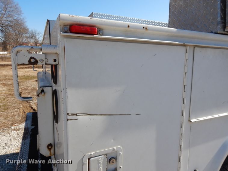 image for item DF5850 2005 Ford F350 Super Duty utility bed pickup truck