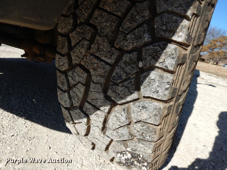 image for item DF5850 2005 Ford F350 Super Duty utility bed pickup truck