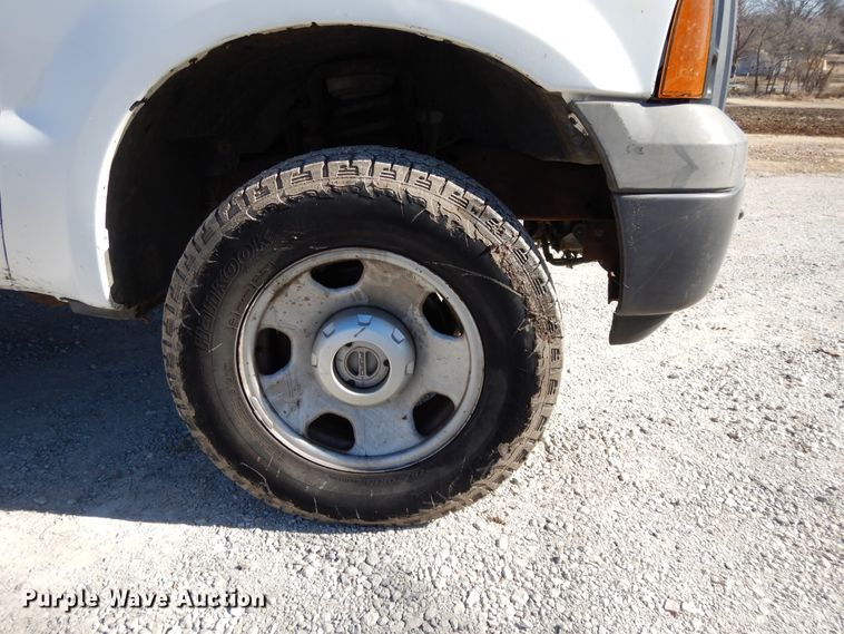 image for item DF5850 2005 Ford F350 Super Duty utility bed pickup truck