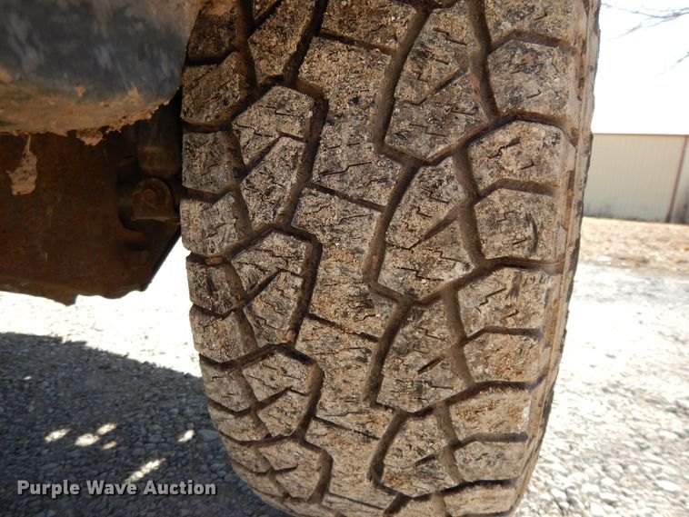 image for item DF5850 2005 Ford F350 Super Duty utility bed pickup truck