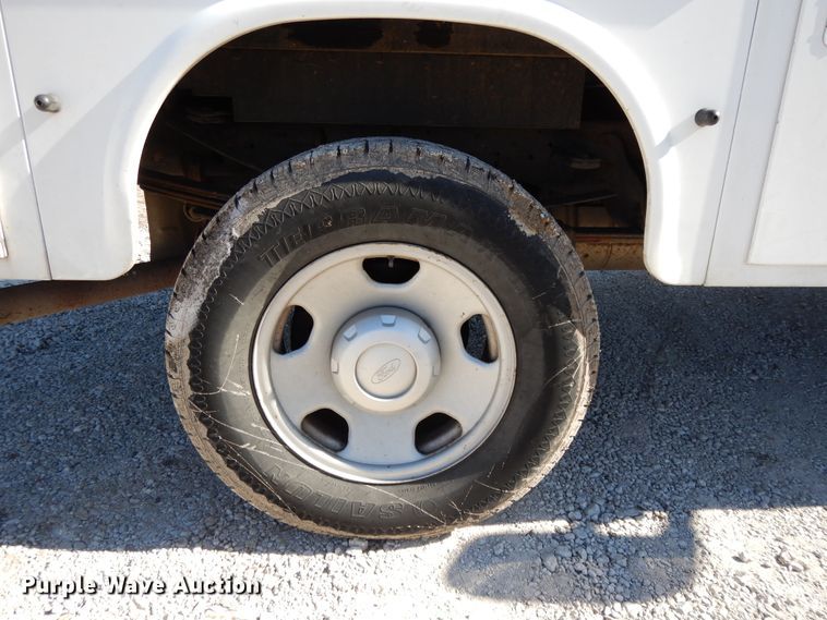 image for item DF5850 2005 Ford F350 Super Duty utility bed pickup truck