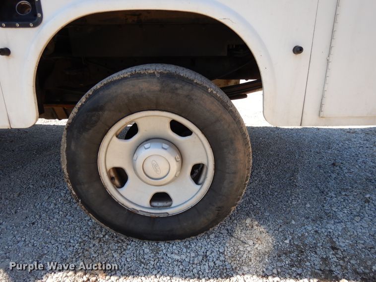 image for item DF5850 2005 Ford F350 Super Duty utility bed pickup truck