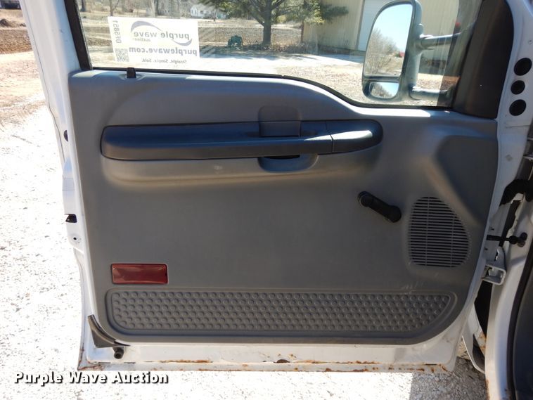 image for item DF5851 2002 Ford F350 Super Duty SuperCab pickup truck