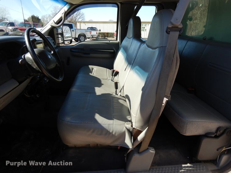 image for item DF5851 2002 Ford F350 Super Duty SuperCab pickup truck