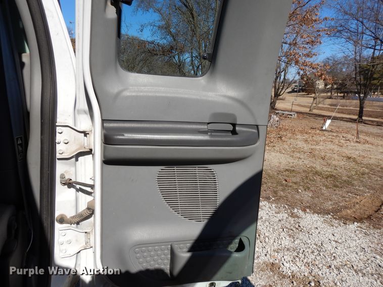 image for item DF5851 2002 Ford F350 Super Duty SuperCab pickup truck