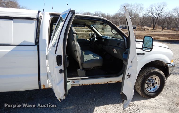 image for item DF5851 2002 Ford F350 Super Duty SuperCab pickup truck