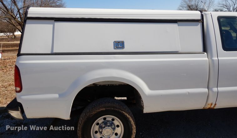 image for item DF5851 2002 Ford F350 Super Duty SuperCab pickup truck