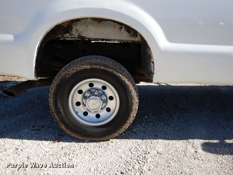 image for item DF5851 2002 Ford F350 Super Duty SuperCab pickup truck