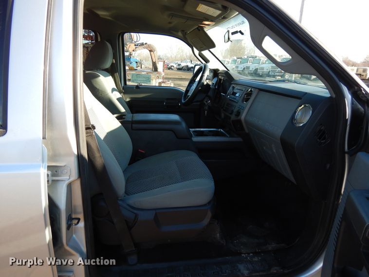 image for item DF5872 2011 Ford F350 Super Duty Crew Cab bale bed pickup truck