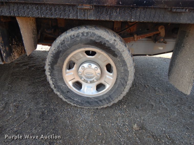 image for item DF5872 2011 Ford F350 Super Duty Crew Cab bale bed pickup truck