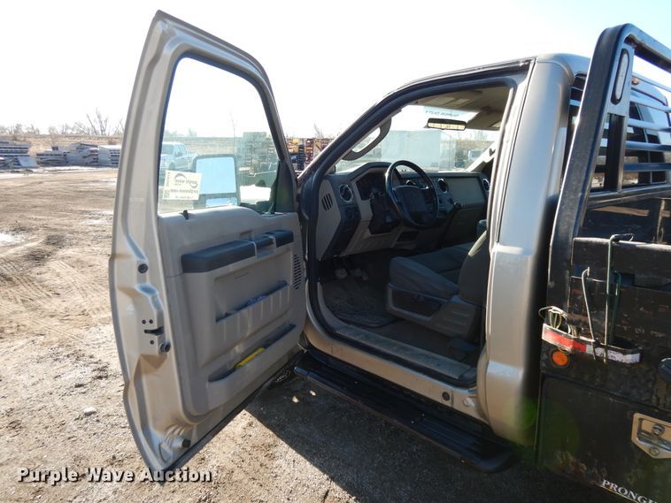 image for item DF5874 2009 Ford F250 Super Duty flatbed pickup truck