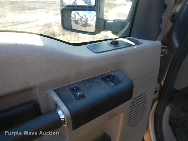 image for item DF5874 2009 Ford F250 Super Duty flatbed pickup truck