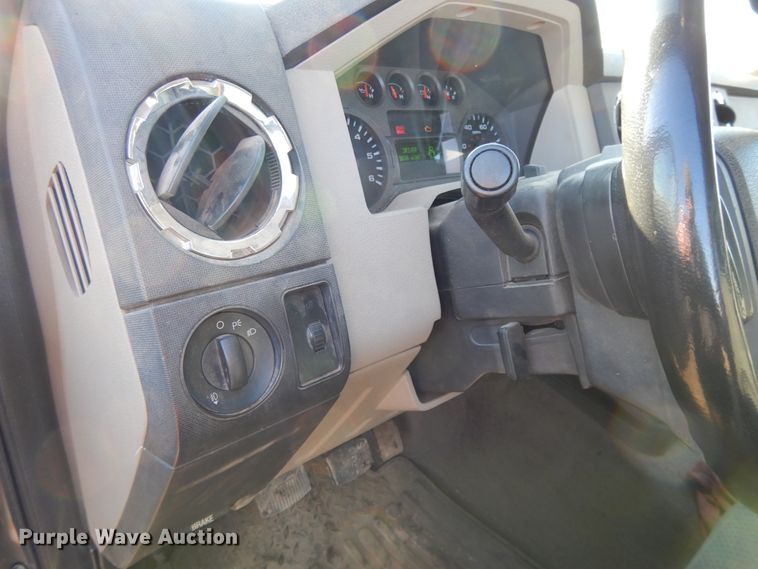 image for item DF5874 2009 Ford F250 Super Duty flatbed pickup truck