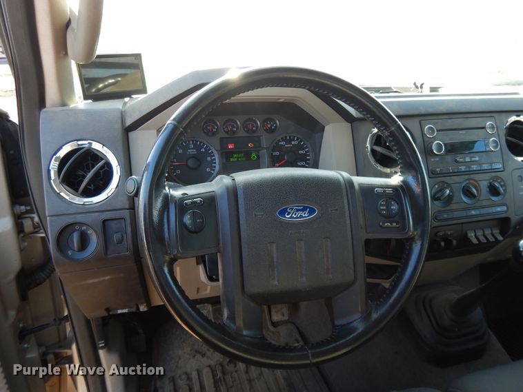 image for item DF5874 2009 Ford F250 Super Duty flatbed pickup truck