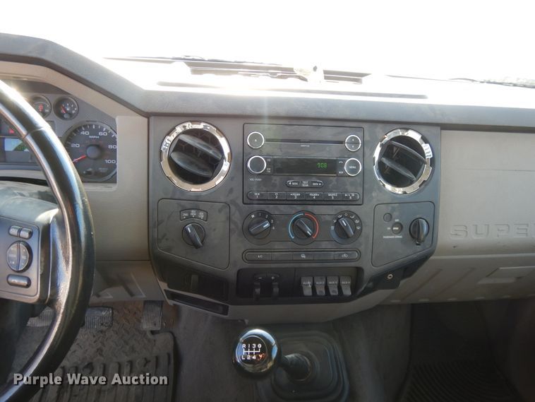 image for item DF5874 2009 Ford F250 Super Duty flatbed pickup truck