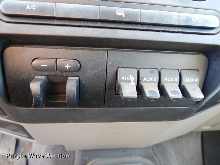 image for item DF5874 2009 Ford F250 Super Duty flatbed pickup truck