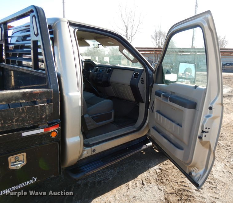 image for item DF5874 2009 Ford F250 Super Duty flatbed pickup truck
