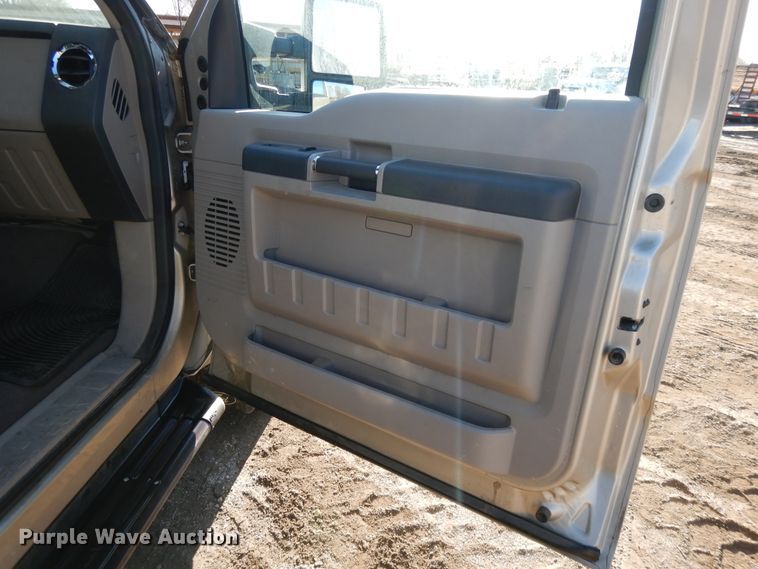 image for item DF5874 2009 Ford F250 Super Duty flatbed pickup truck