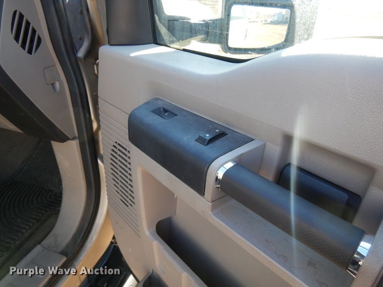 image for item DF5874 2009 Ford F250 Super Duty flatbed pickup truck