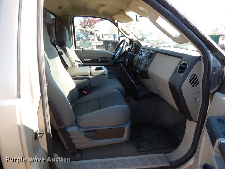 image for item DF5874 2009 Ford F250 Super Duty flatbed pickup truck