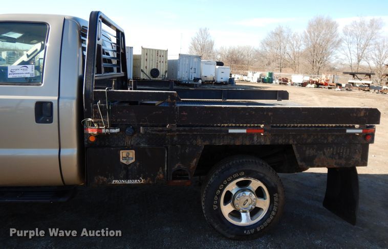 image for item DF5874 2009 Ford F250 Super Duty flatbed pickup truck