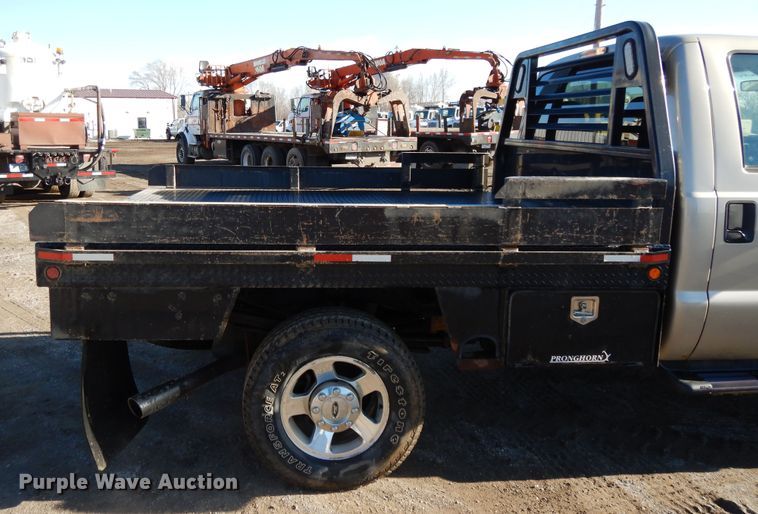 image for item DF5874 2009 Ford F250 Super Duty flatbed pickup truck