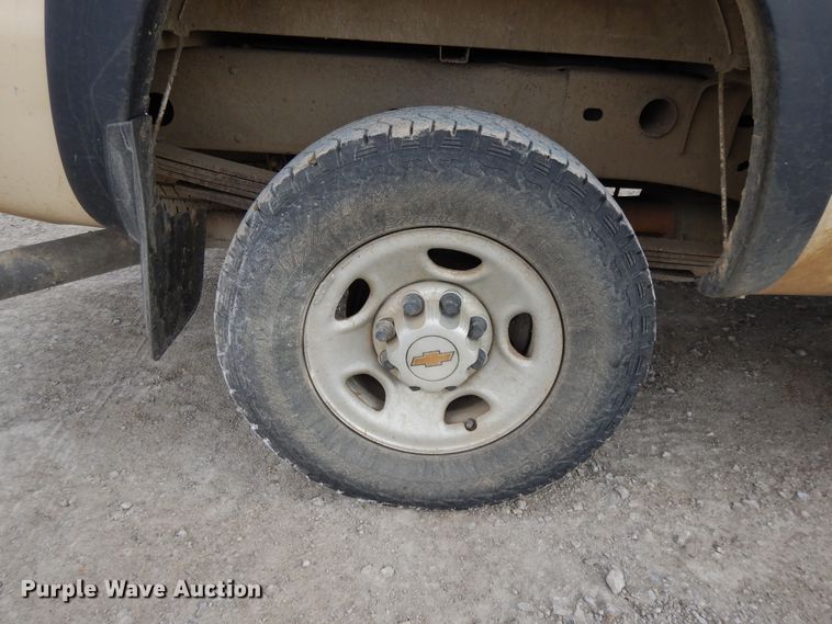 image for item DF5884 2001 Chevrolet Silverado 2500HD Ext. Cab pickup truck