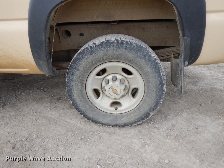 image for item DF5884 2001 Chevrolet Silverado 2500HD Ext. Cab pickup truck