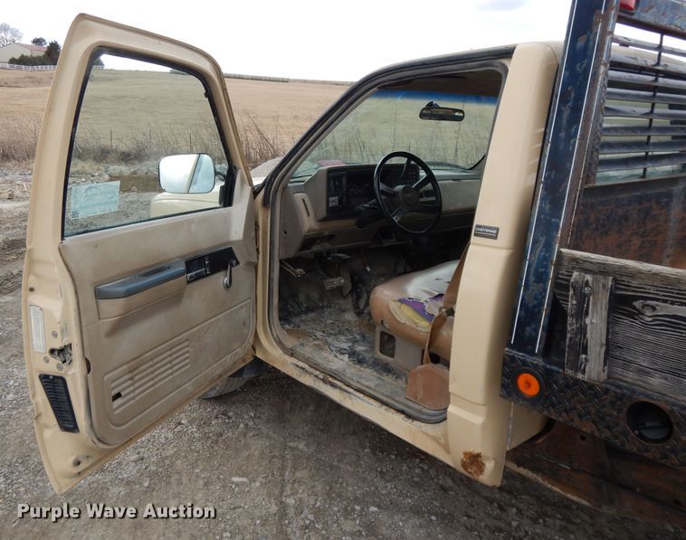 image for item DF5885 1990 Chevrolet C2500 flatbed pickup truck